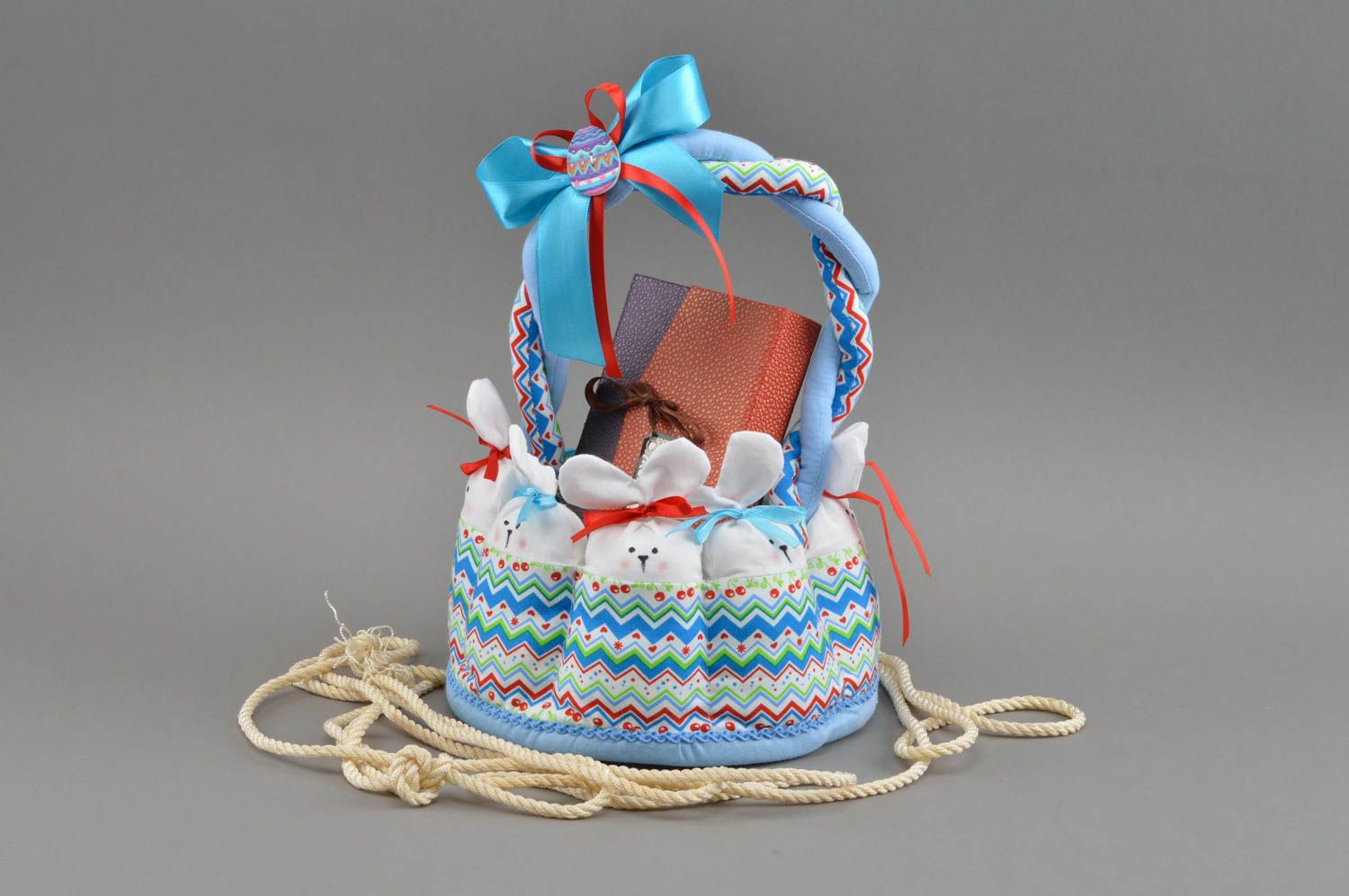Corbeille à oeufs de Pâques en tissu avec lapins et noeud belle faite main photo 1