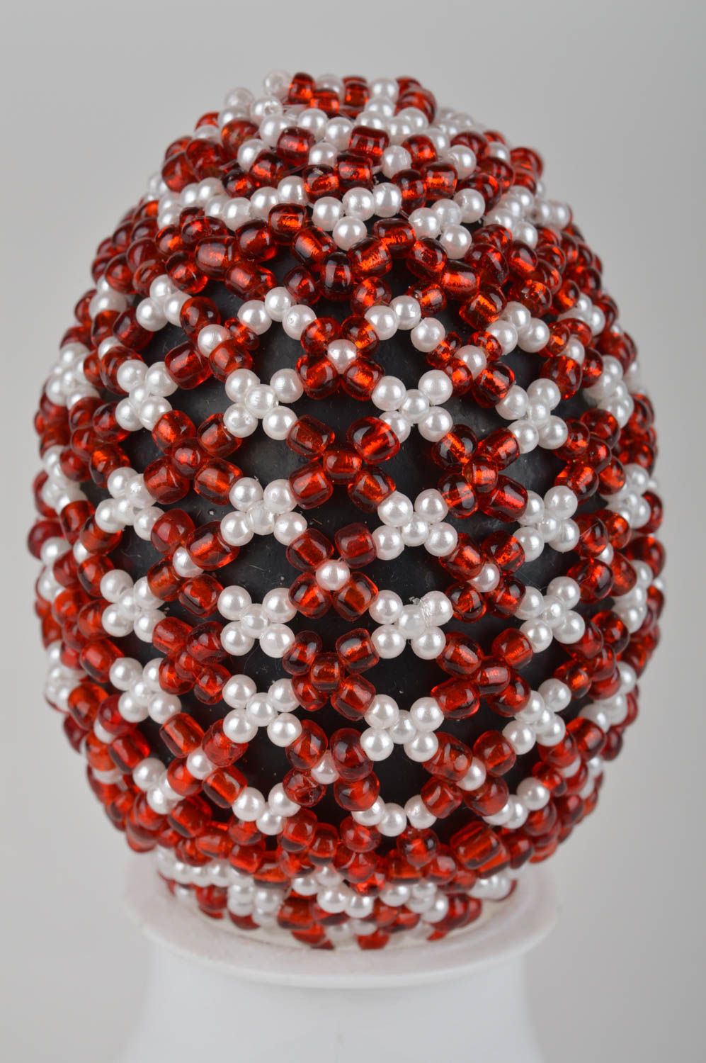 Oeuf de Pâques décoratif fait main original en perles de rocaille rouge blanc photo 1