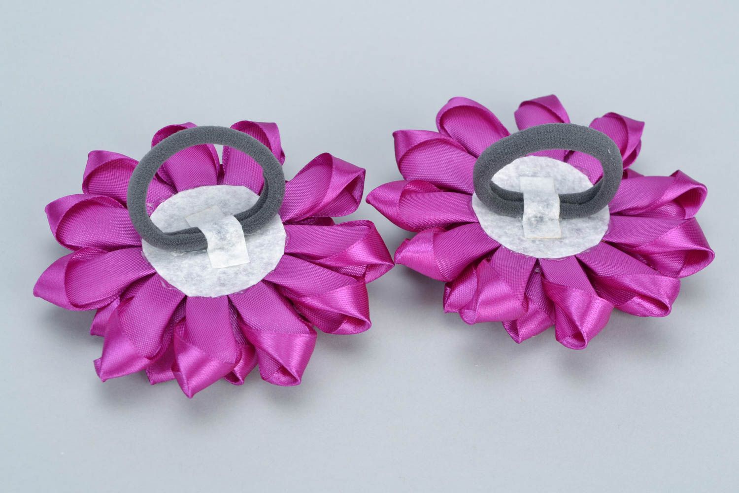 Élastiques à cheveux faits main fleurs kanzashi en satin violet set de 2 pièces photo 4