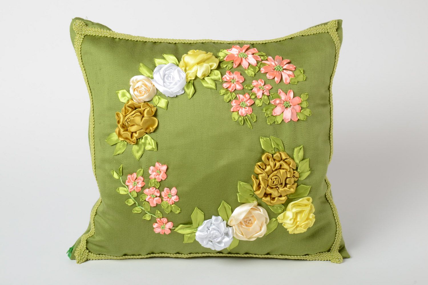 Зеленая наволочка на подушку ручной работы с объемными цветами из атласных лент фото 1