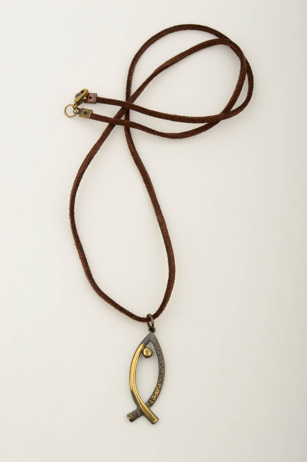 Кулон ручной работы из бронзы подвеска на шею оригинальный кулон на шнурке рыбка фото 3