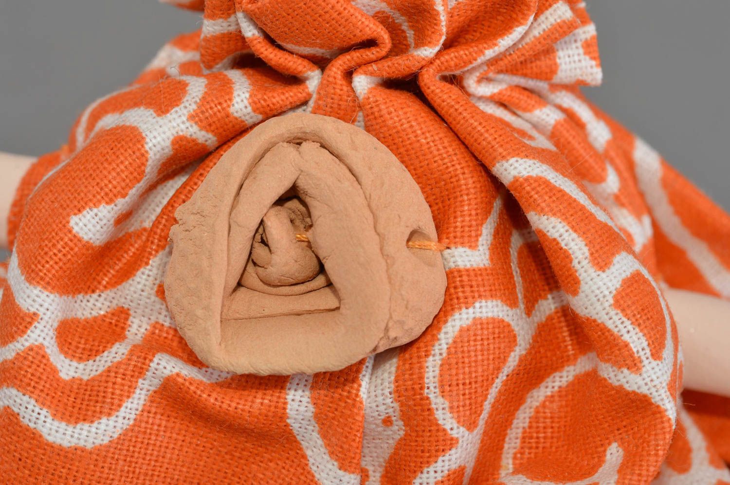 Игрушка зайчик для декора из глины фаянса и хлопка ручной работы оранжевая фото 5