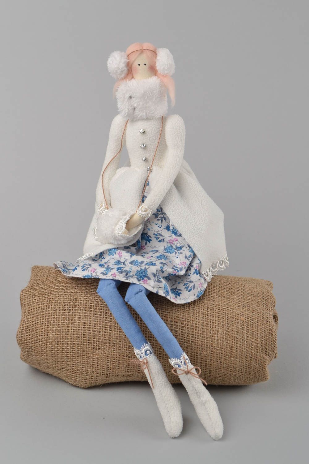 Muñeca de tela artesanal grande clara bonita en abrigo niña original de regalo foto 3