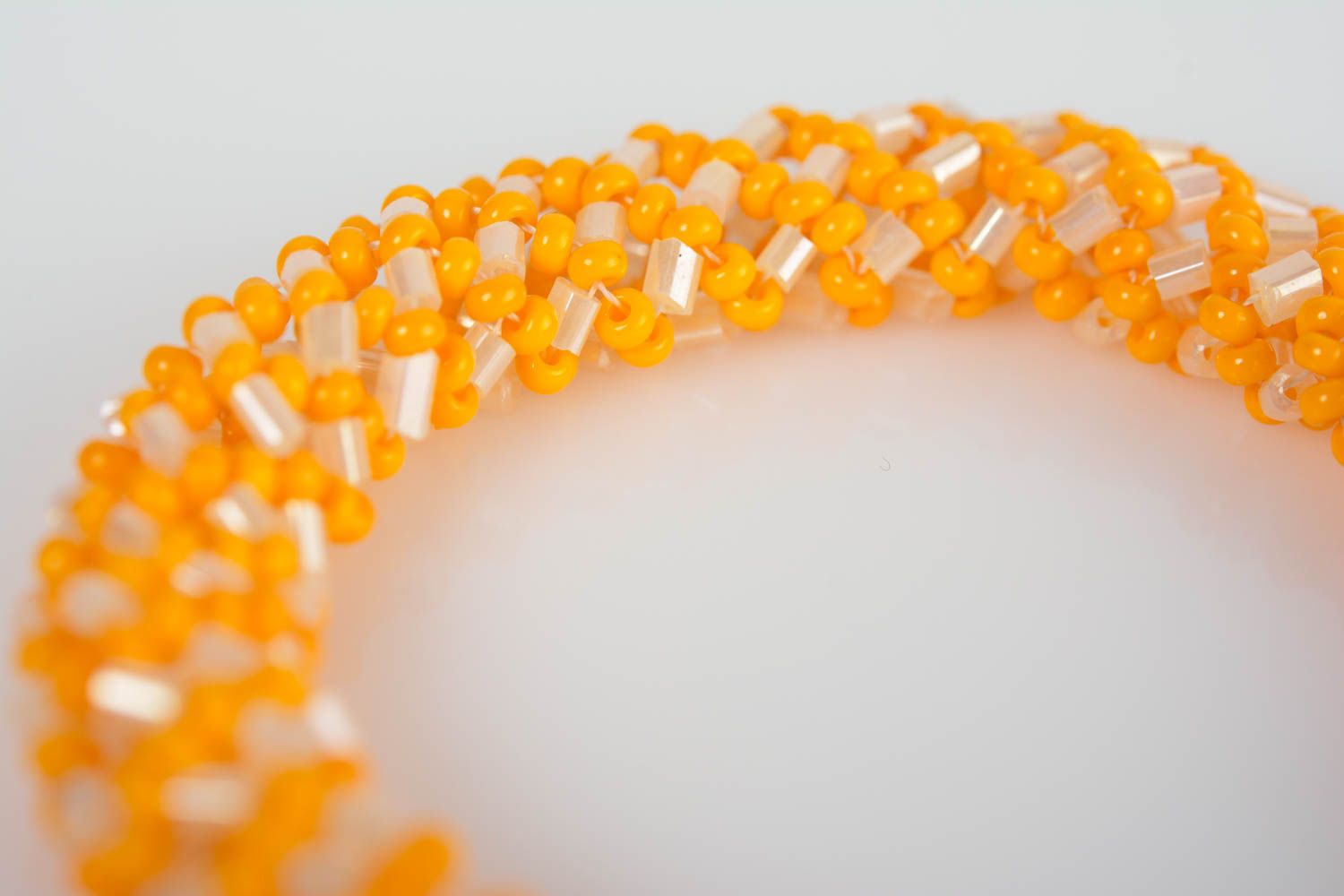 Grelles Sommer Armband aus Glasperlen weiß orange weiblich originell Handarbeit foto 2