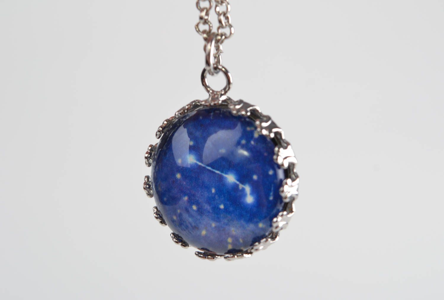 Pendentif zodiaque Bélier en verre bleu rond avec chaîne en métal fait main photo 4