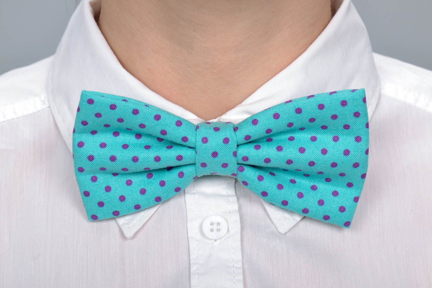Blue bow tie with polka dots photo 4
