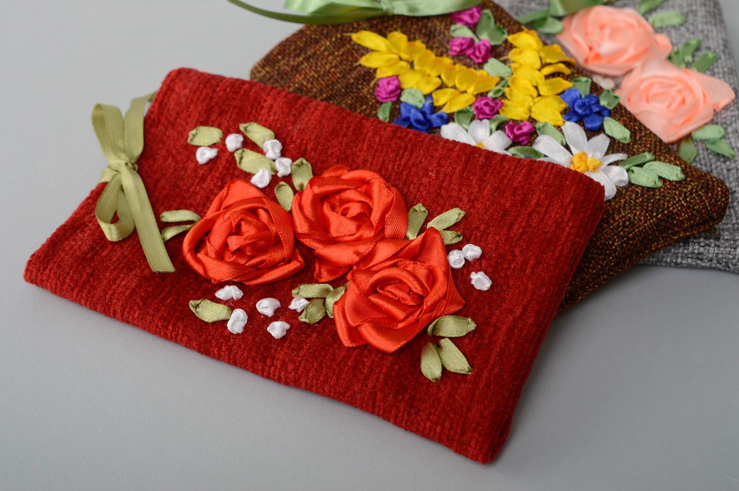 Handmade phone case embroidered with ribbons photo 5