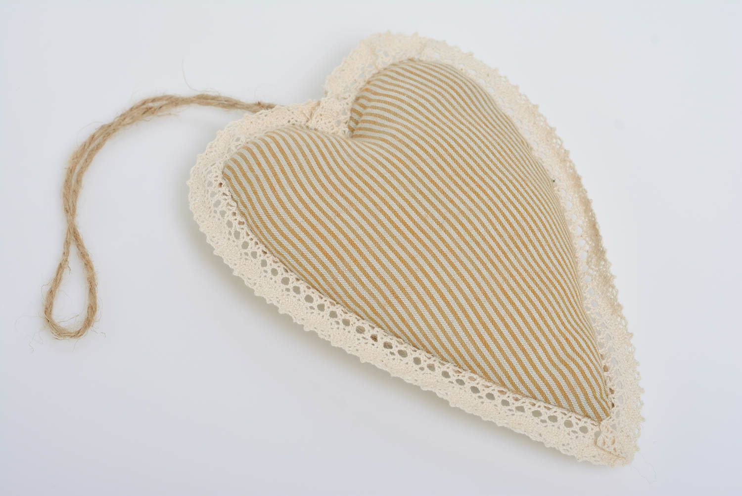 Suspension décorative coeur en tissu de coton brodé avec coquelicots faite main photo 2
