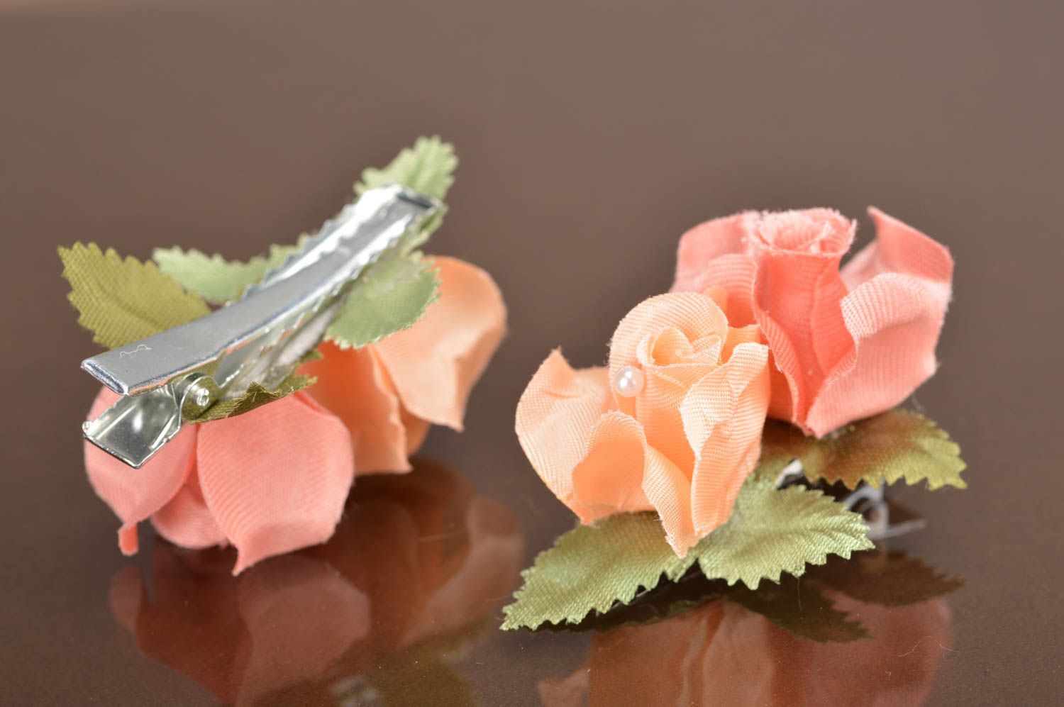 Pinzas de pelo con flores artificiales hechas a mano rosas de color crema foto 5
