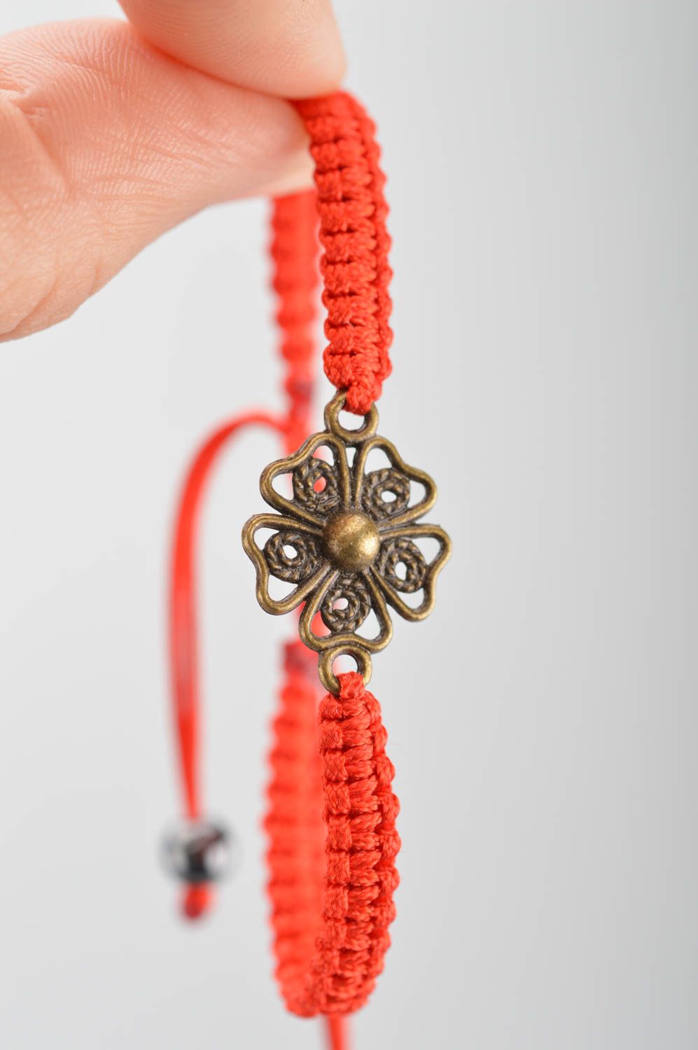 Красный браслет из шелковой нитки ручной работы на завязках на каждый день фото 3