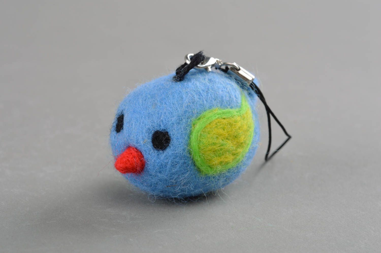 Голубой брелок-игрушка из шерсти в виде птички ручной работы на петельке фото 1
