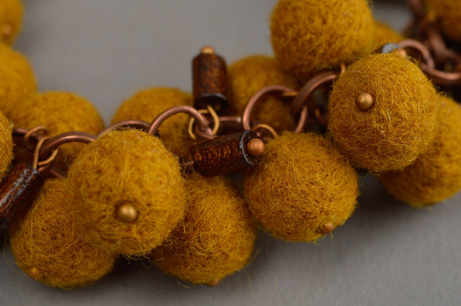 Bracelet original en laine feutrée jaune fantaisie fait main pour femme photo 5