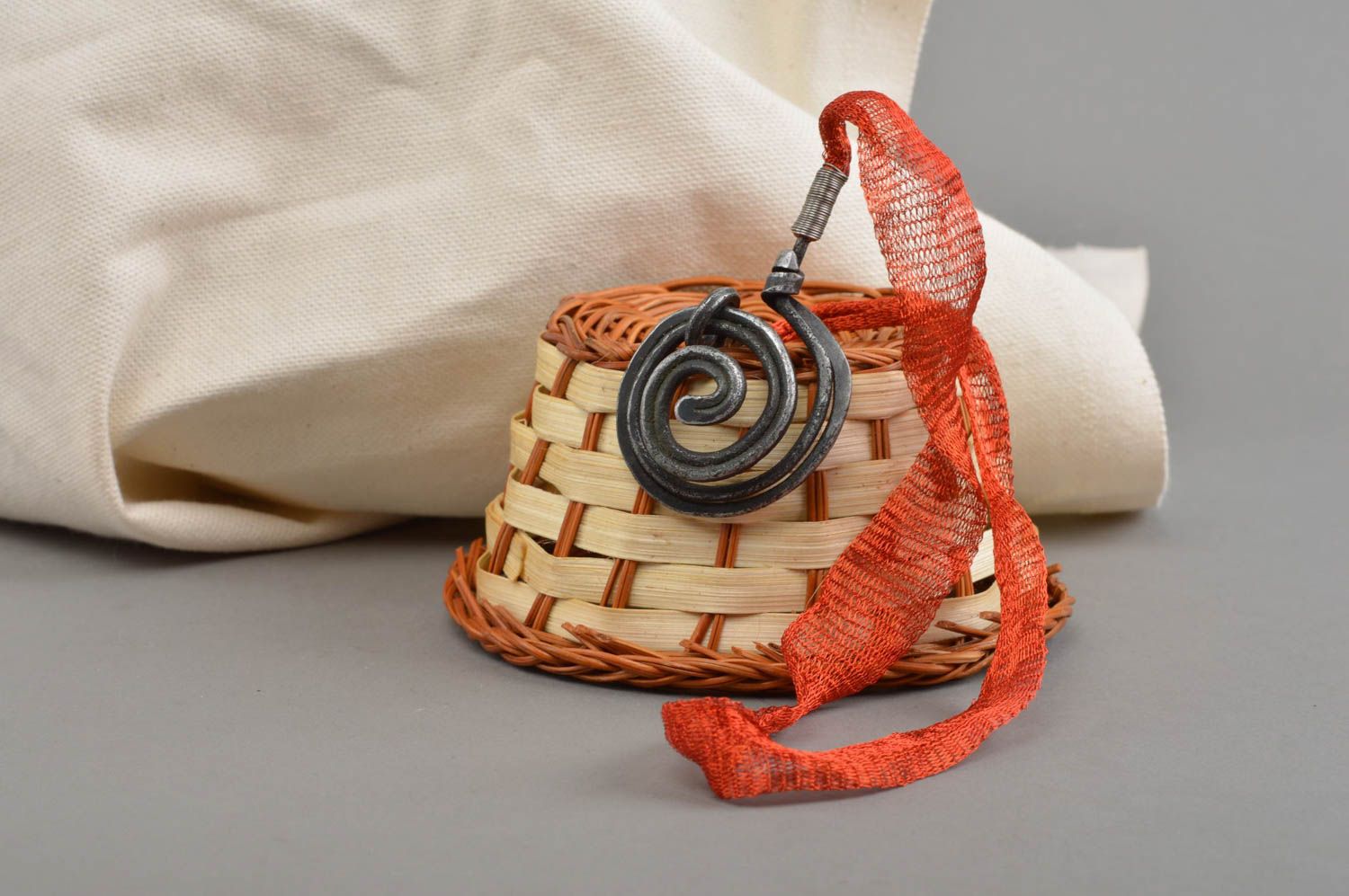 Колье на красном шнурке с кованной вручную подвеской из железа Омут антрацит фото 1