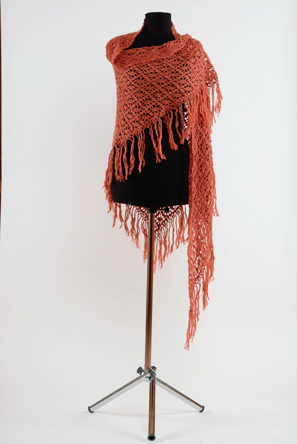Châle tricoté au crochet ajouré rouge  photo 2