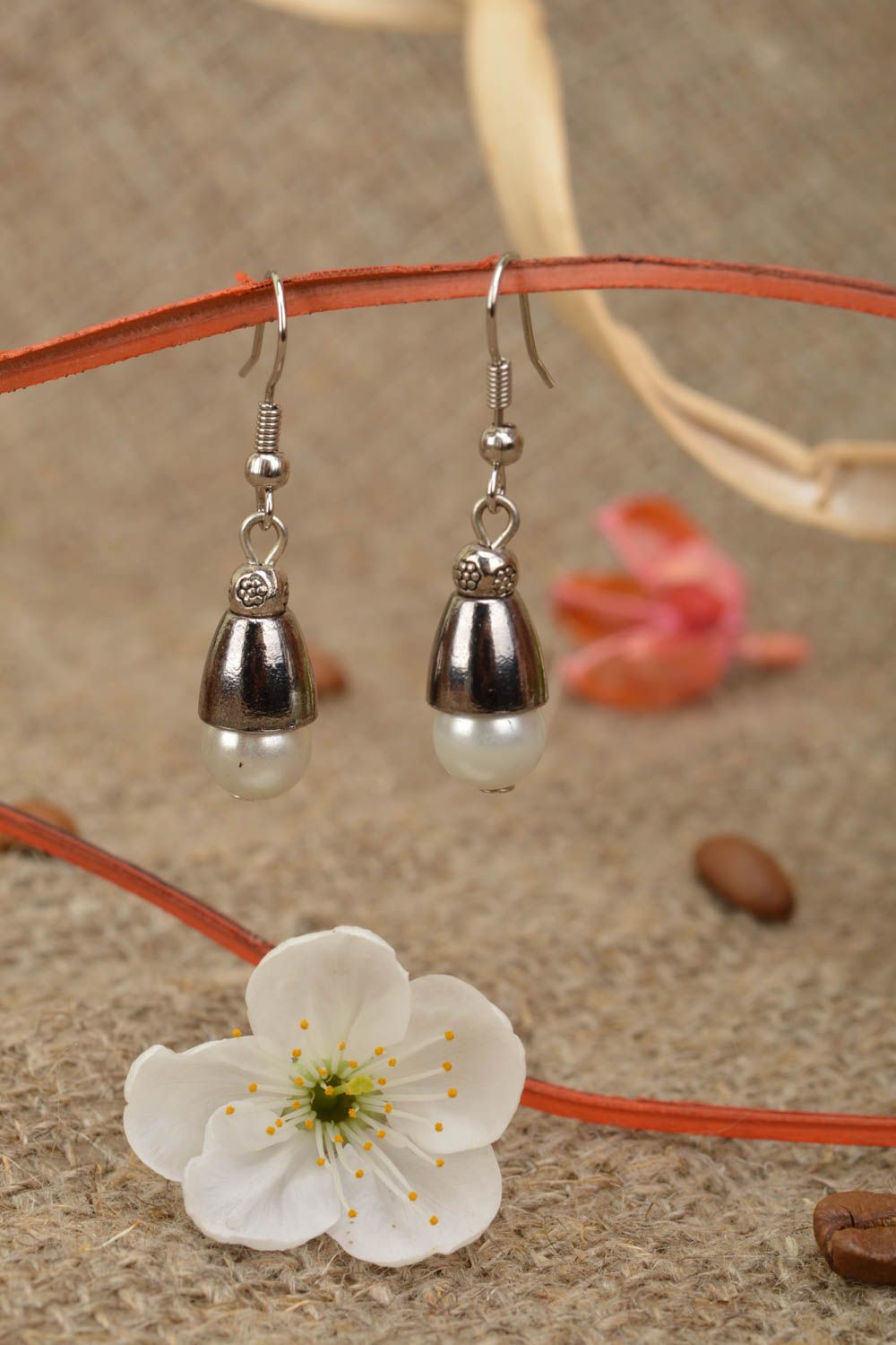 Boucles d'oreilles en métal faites main avec perles d'imitation originales photo 1
