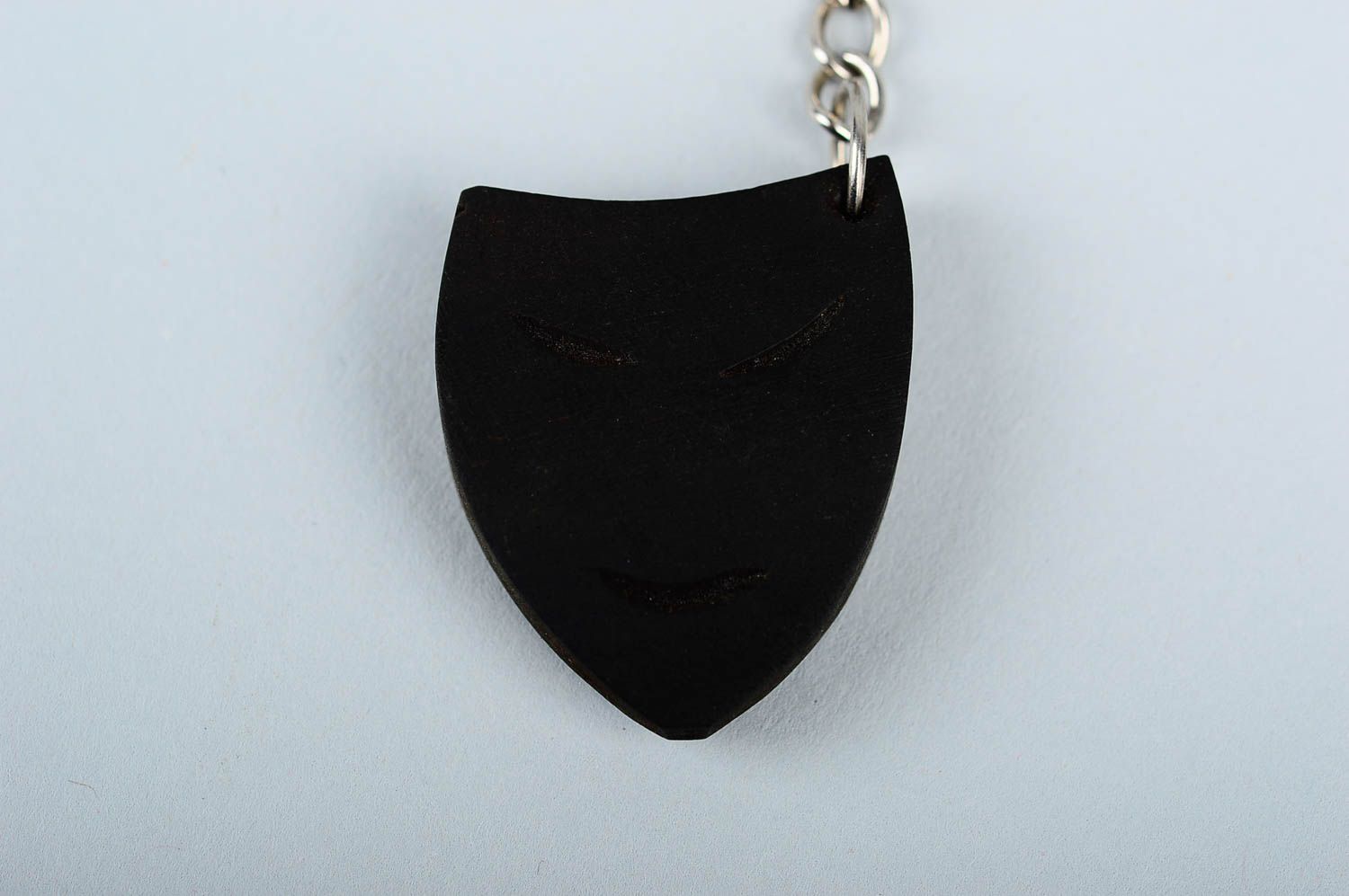 Брелок для ключей сувенир ручной работы брелок из дерева в виде черной маски фото 5