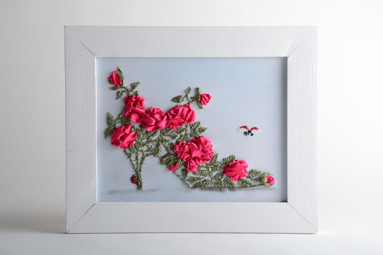 Cuadro bordado con cintas de raso original artesanal Zapato floral foto 1