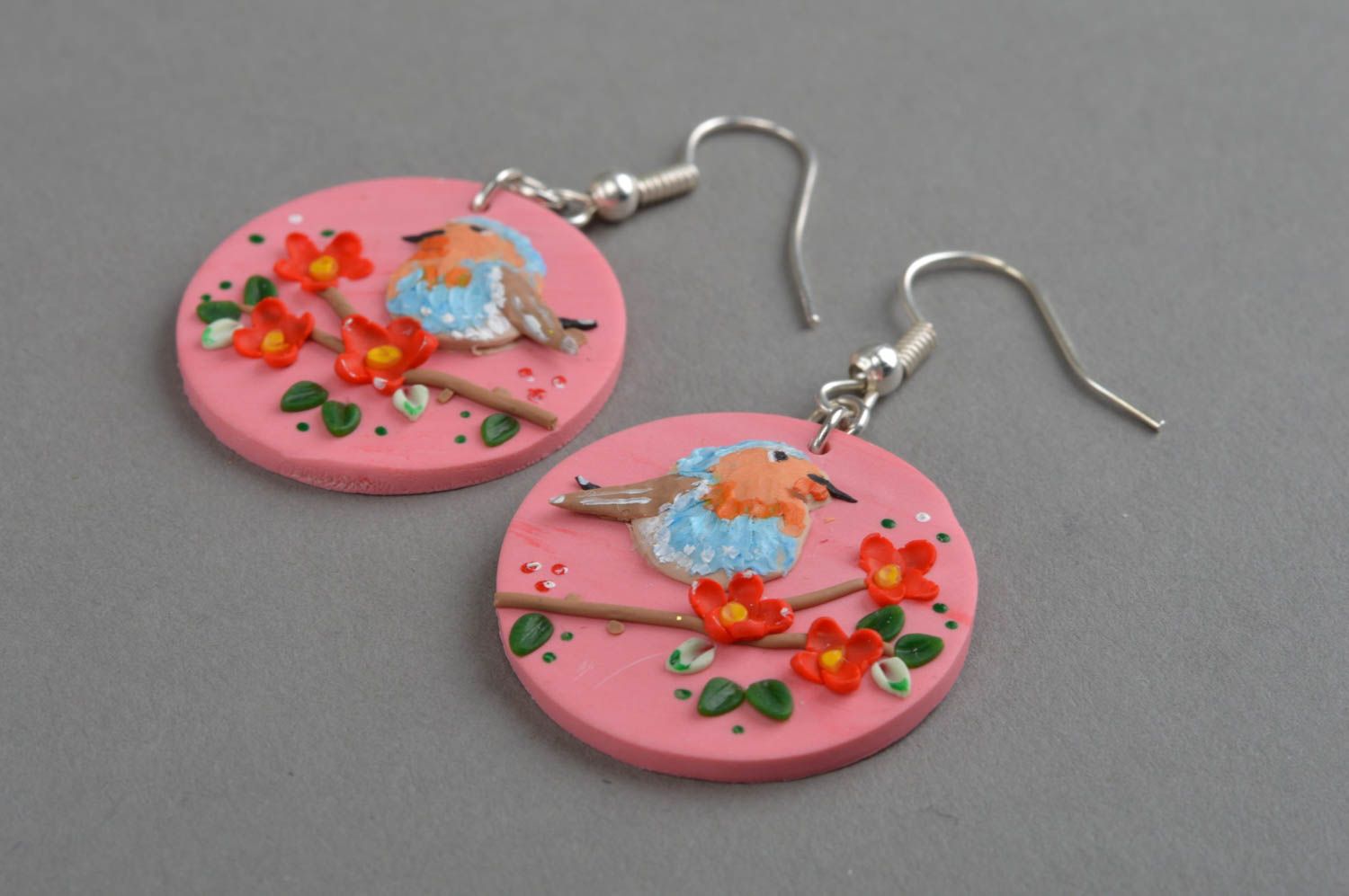 Розовые серьги из полимерной глины расписанные красками с птичками красивые фото 3