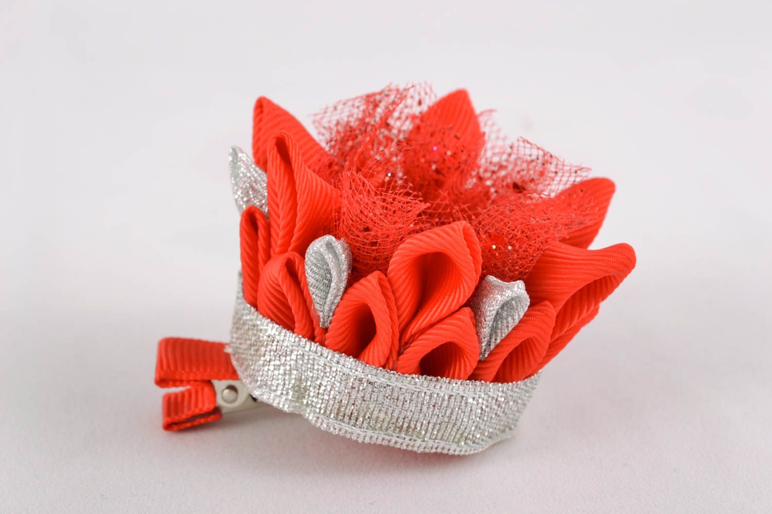Hair clip with crown made of ribbons photo 4