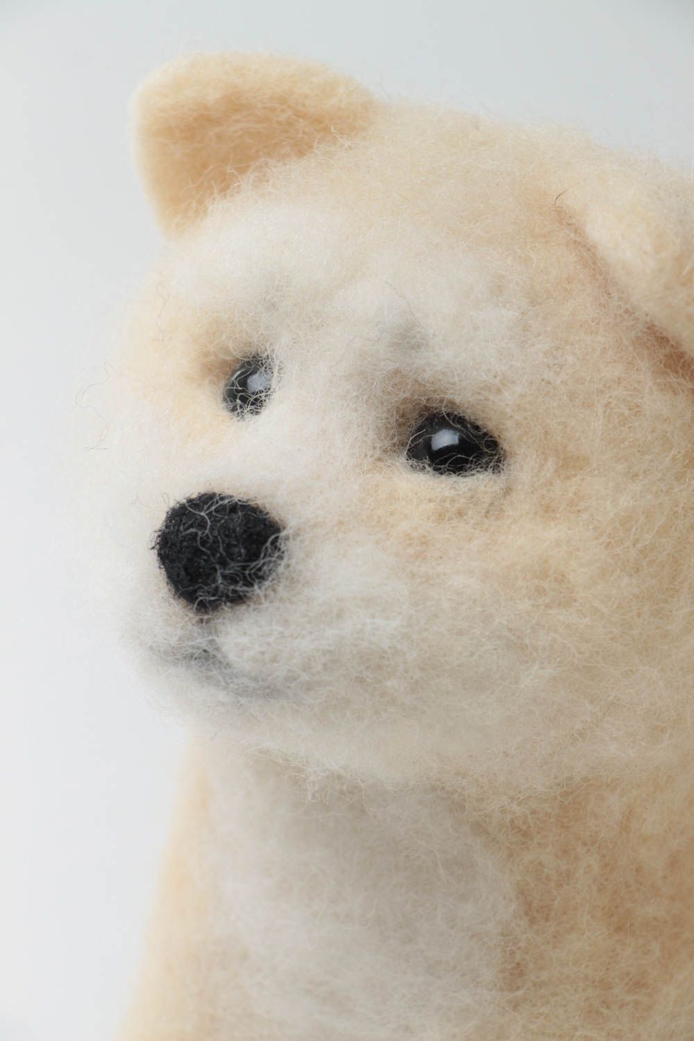 Juguete de lana hecho a mano con forma de perro beige en técnica de fieltro  foto 3