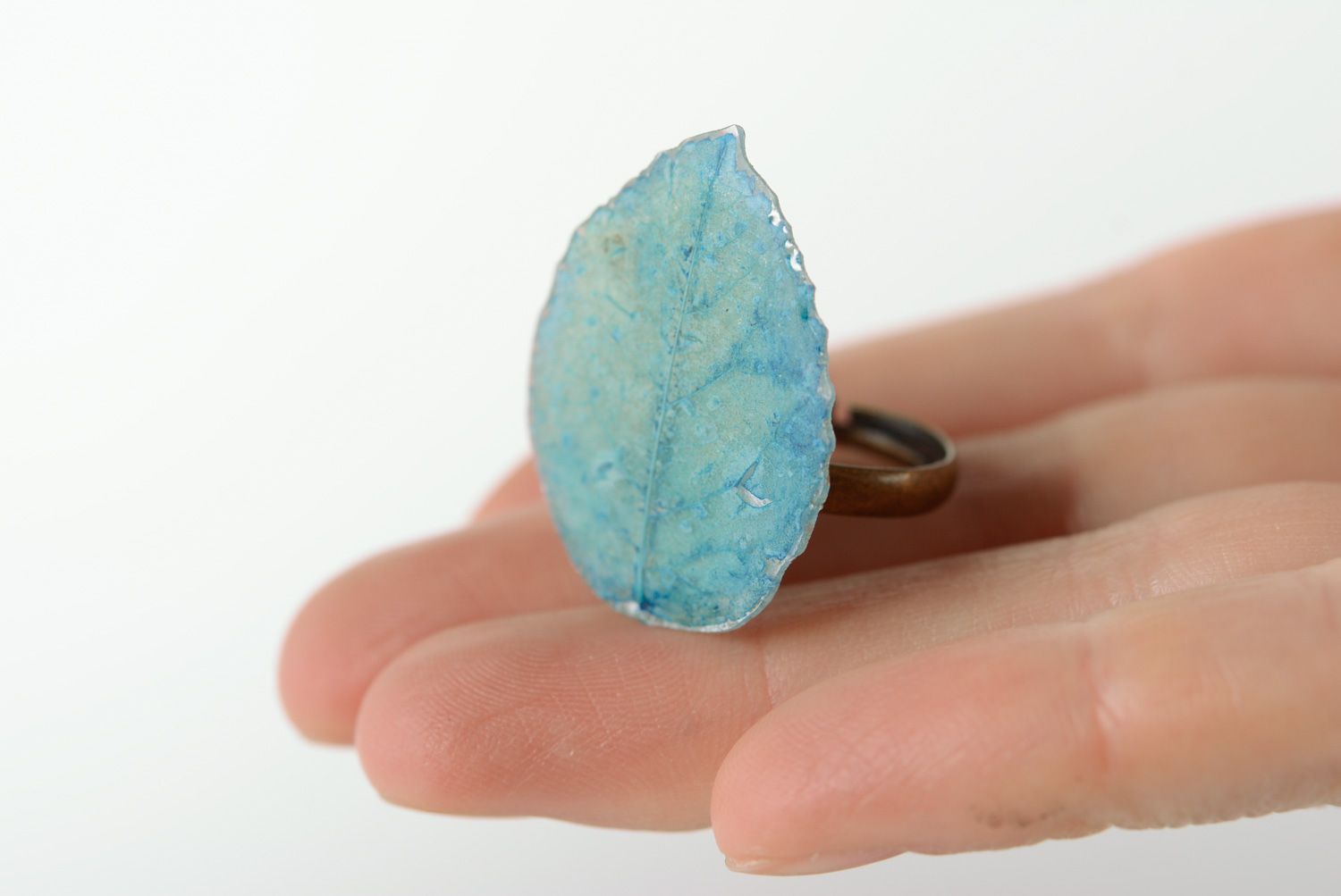 Blue handmade ring with real leave coated with epoxy resin photo 2