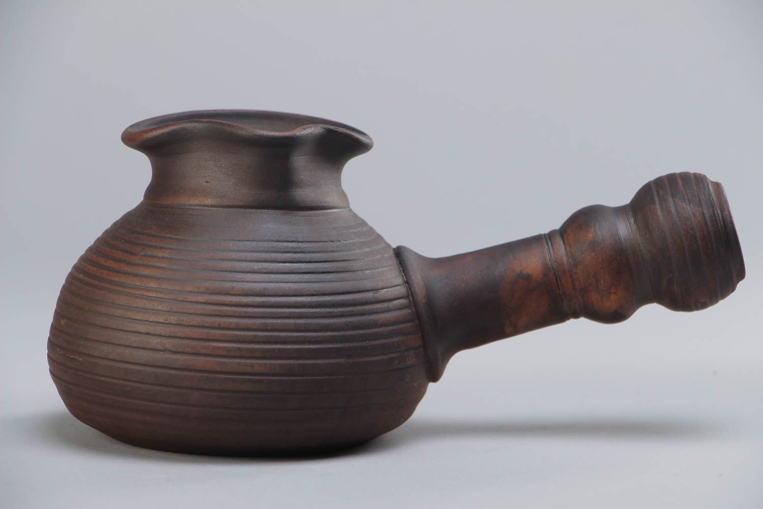 Dunkle ungewöhnliche türkische Kaffeekanne aus Keramik Handarbeit braun foto 1