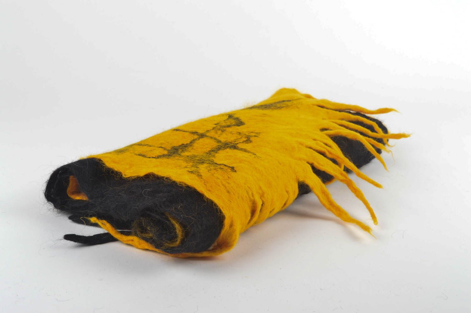 Écharpe laine faite main Accessoire femme noir moutarde Cadeau femme design photo 3