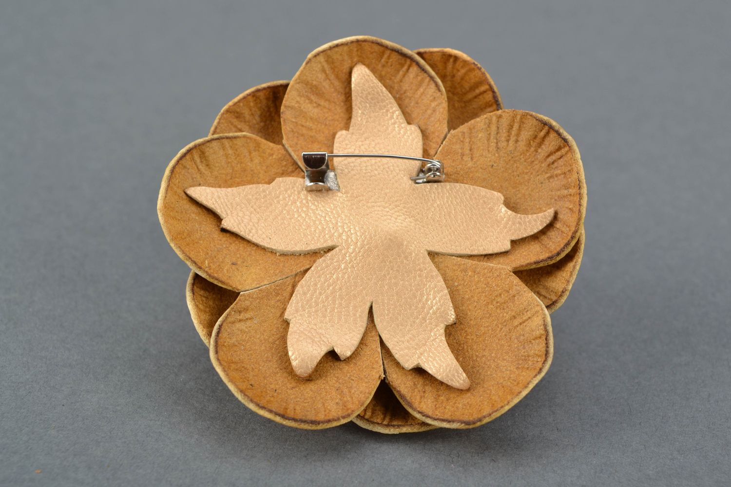 Leather brooch in the shape of beige flower photo 4