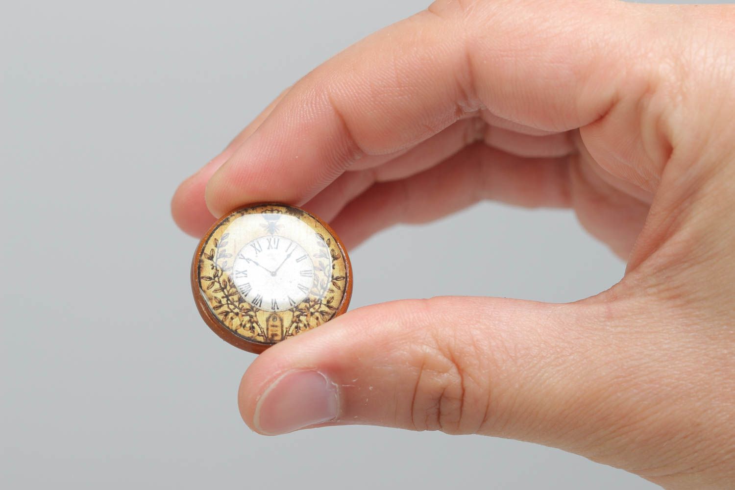 Runder künstlerischer handmade Ring aus Polymerton und Kaltglasur mit Uhr Schmuck foto 5
