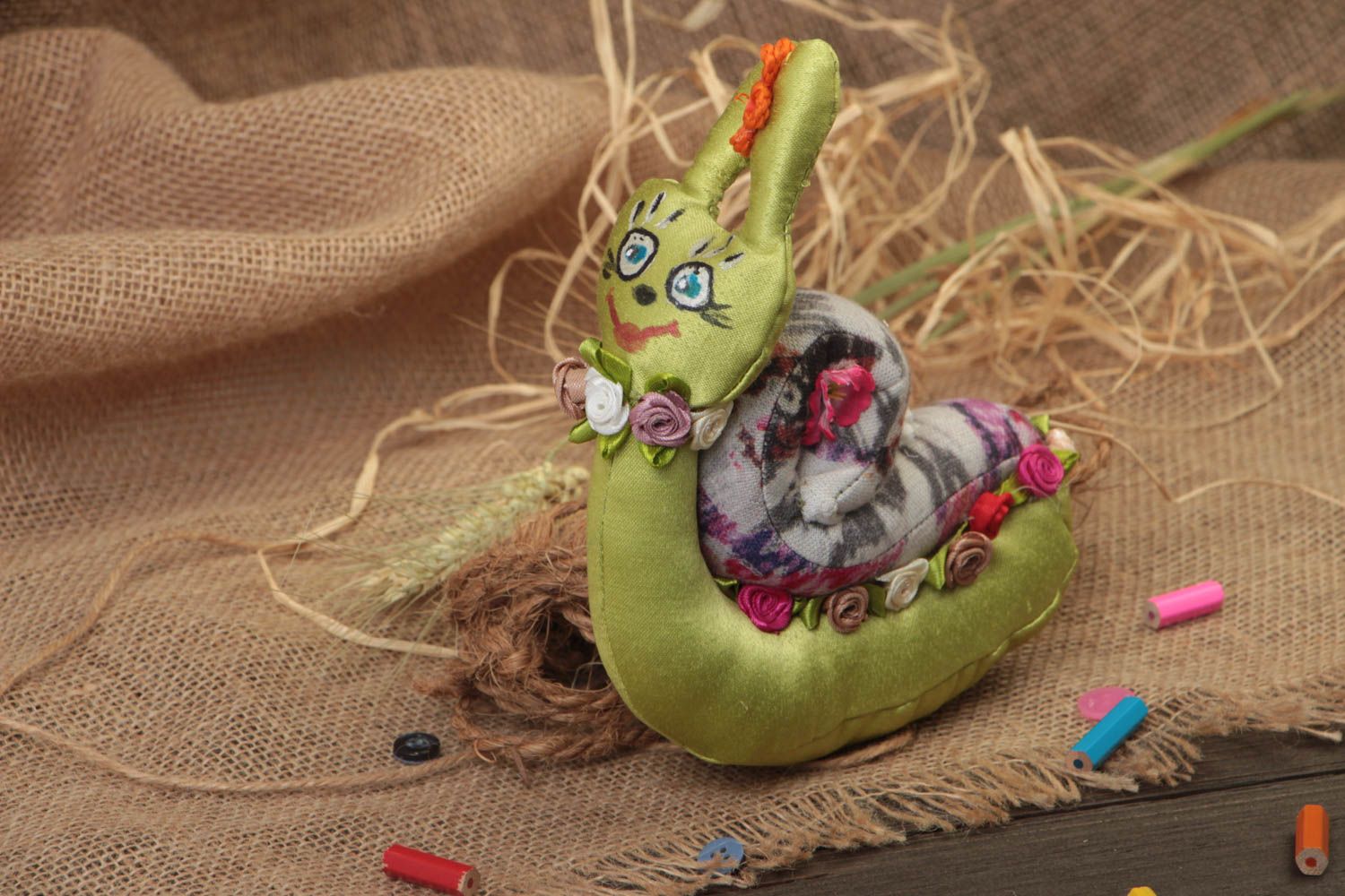 Jouet mou escargot en tissu peint de couleurs acryliques fait main décoratif photo 1