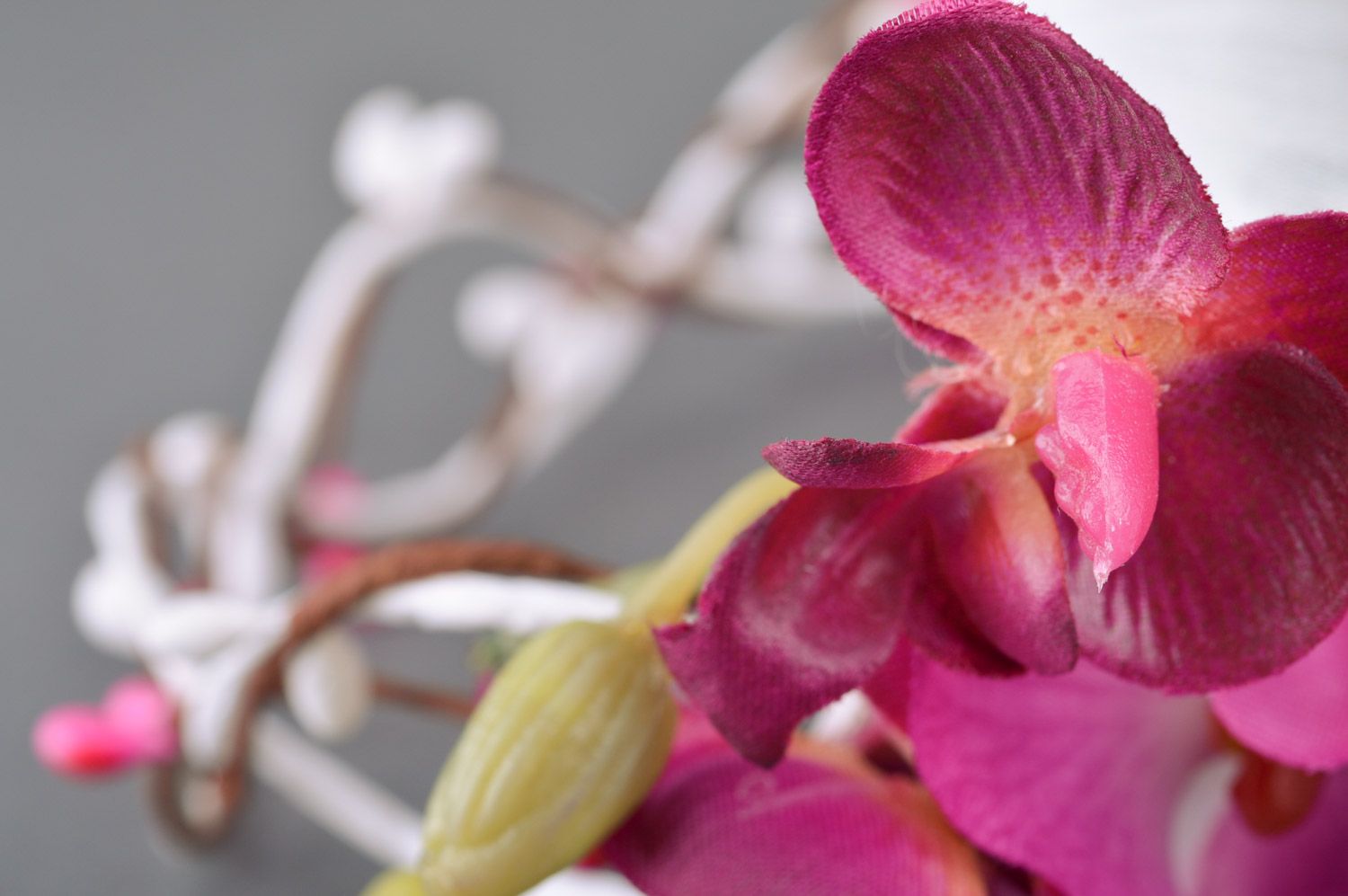 Diadema de flores artificiales de orquídea con cinta lila original hecha a mano foto 5