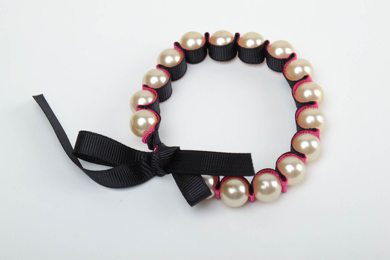 Bracelet de perles en plastique et ruban de reps noir fait main original photo 2