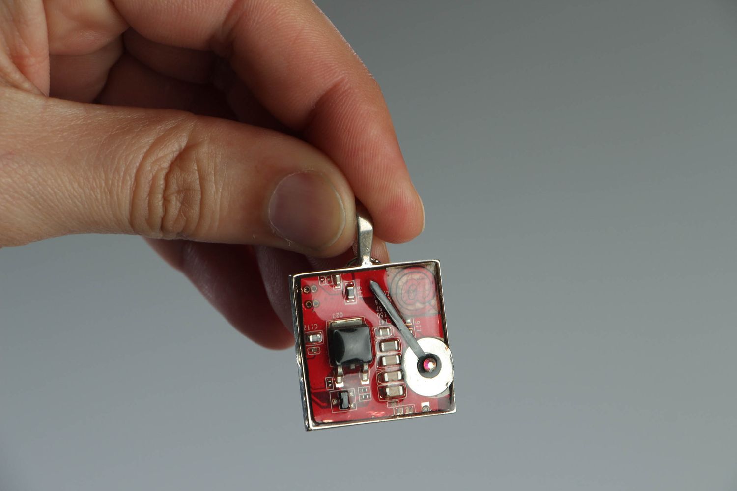 Pendentif en métal rouge cyberpunk avec mécanisme photo 4