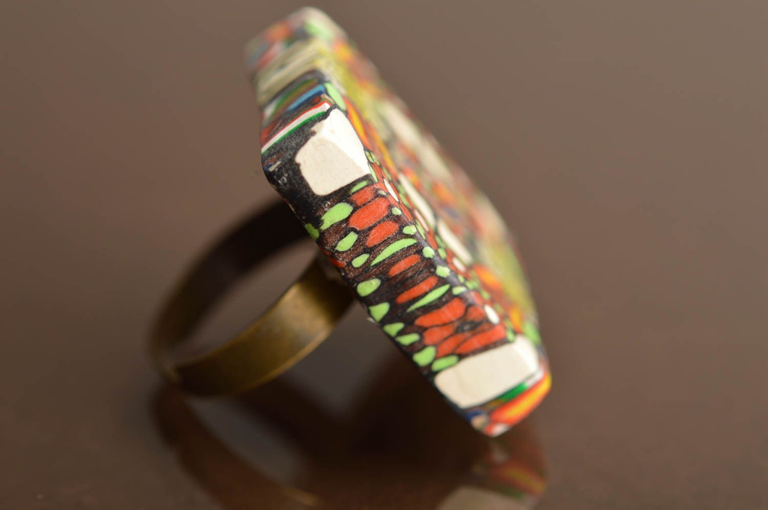 Кольцо из полимерной глины ручной работы квадратное разноцветное яркое фото 3