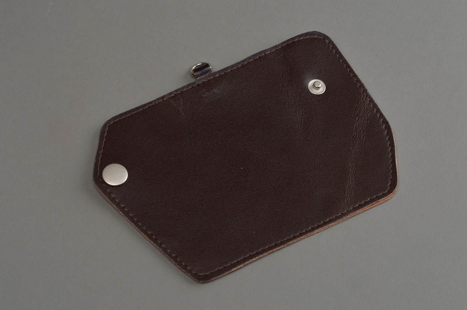 Оригинальный чехол для ключей из кожи ручного пошива темно бордовый на кнопке фото 2