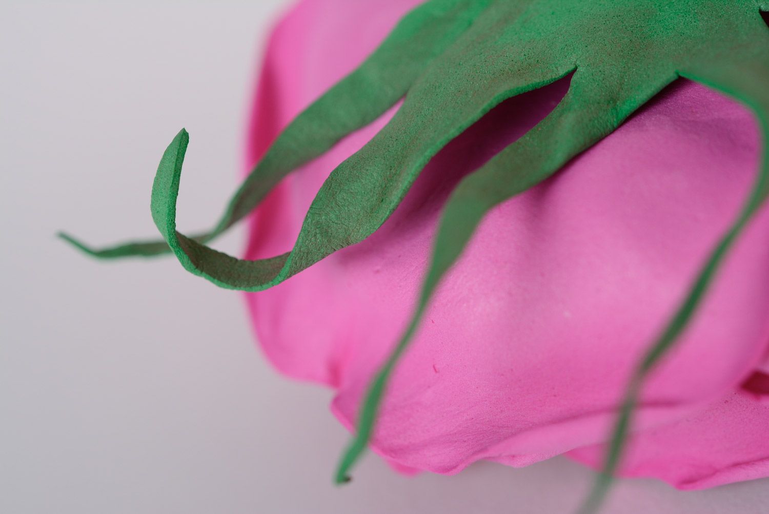 Резинка для волос из фоамирана в виде пышной розовой розы ручной работы фото 4