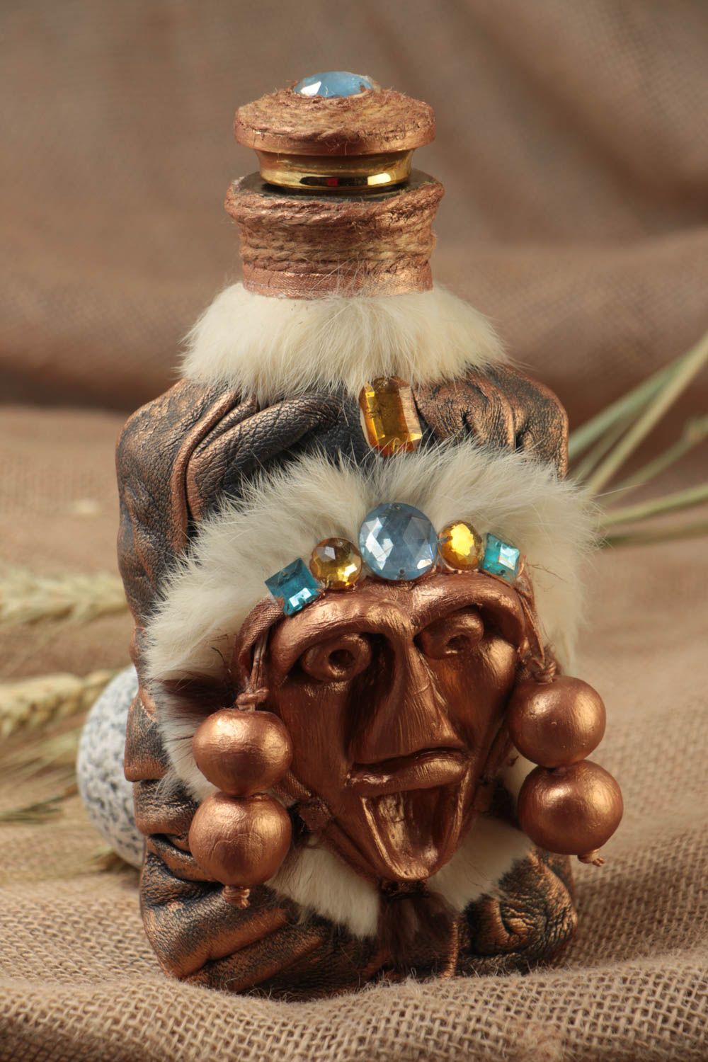 Авторская бутылка декорированная кожей ручной работы красивая с мехом Индеец фото 1