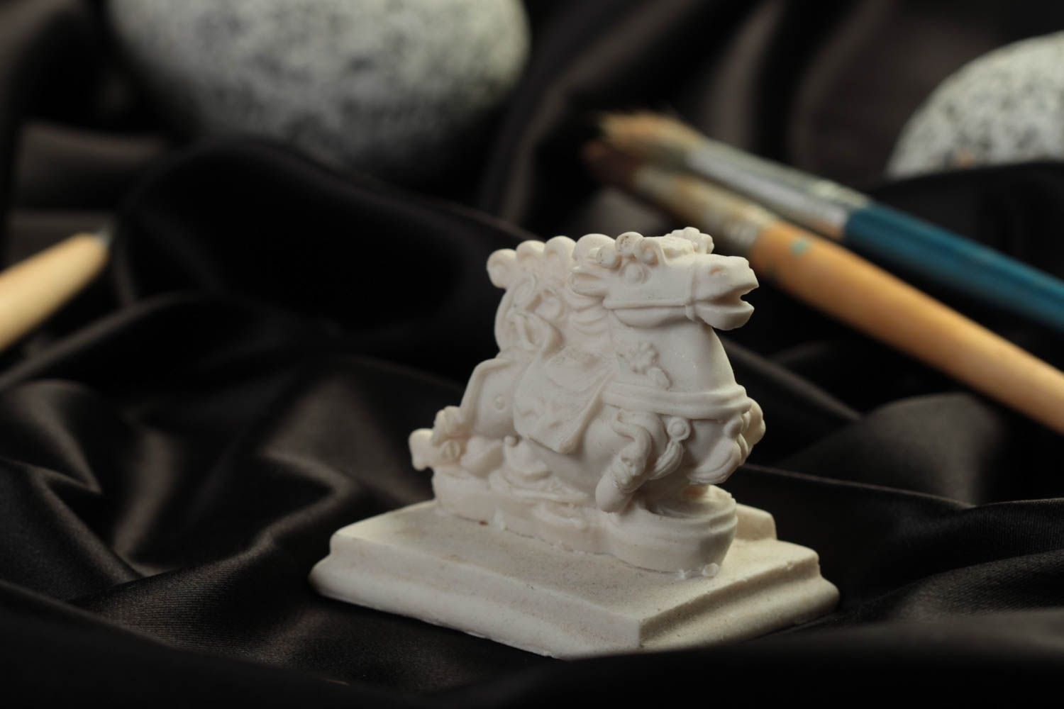 Figurine à peindre fait main Petite statuette cheval blanc Déco maison de design photo 1