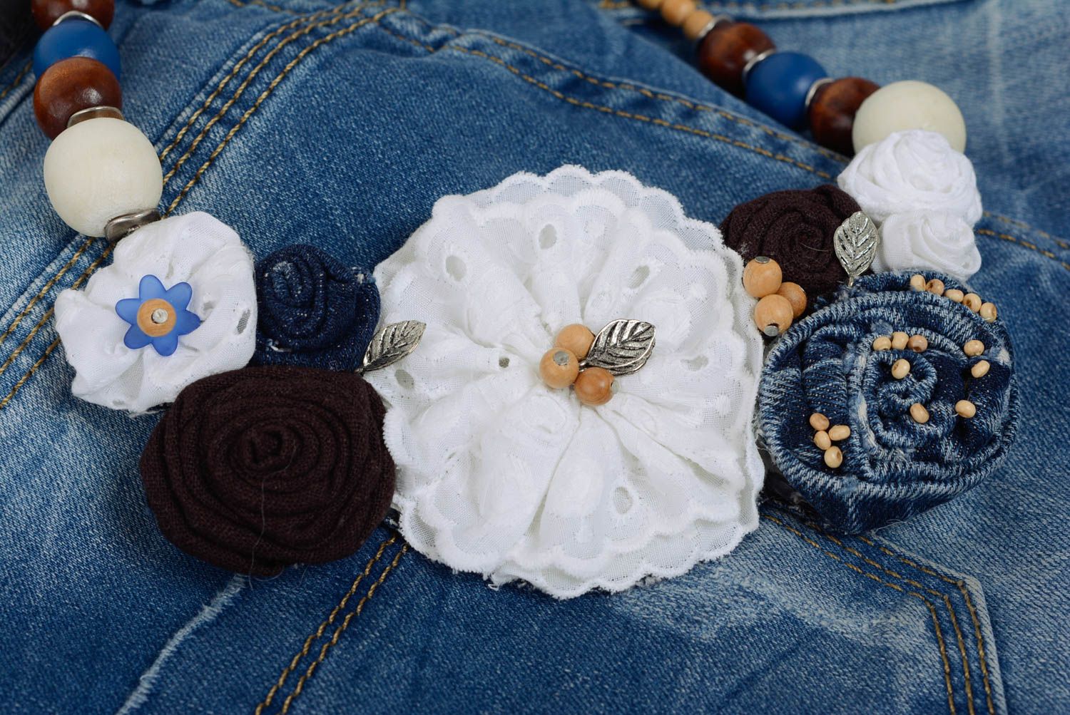Collier en jean et lin avec perles en bois fait main original sur chaîne photo 2