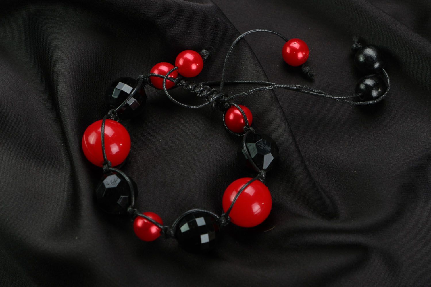 Bracelete feminino artesanal de contas vermelhas e pretas  foto 1