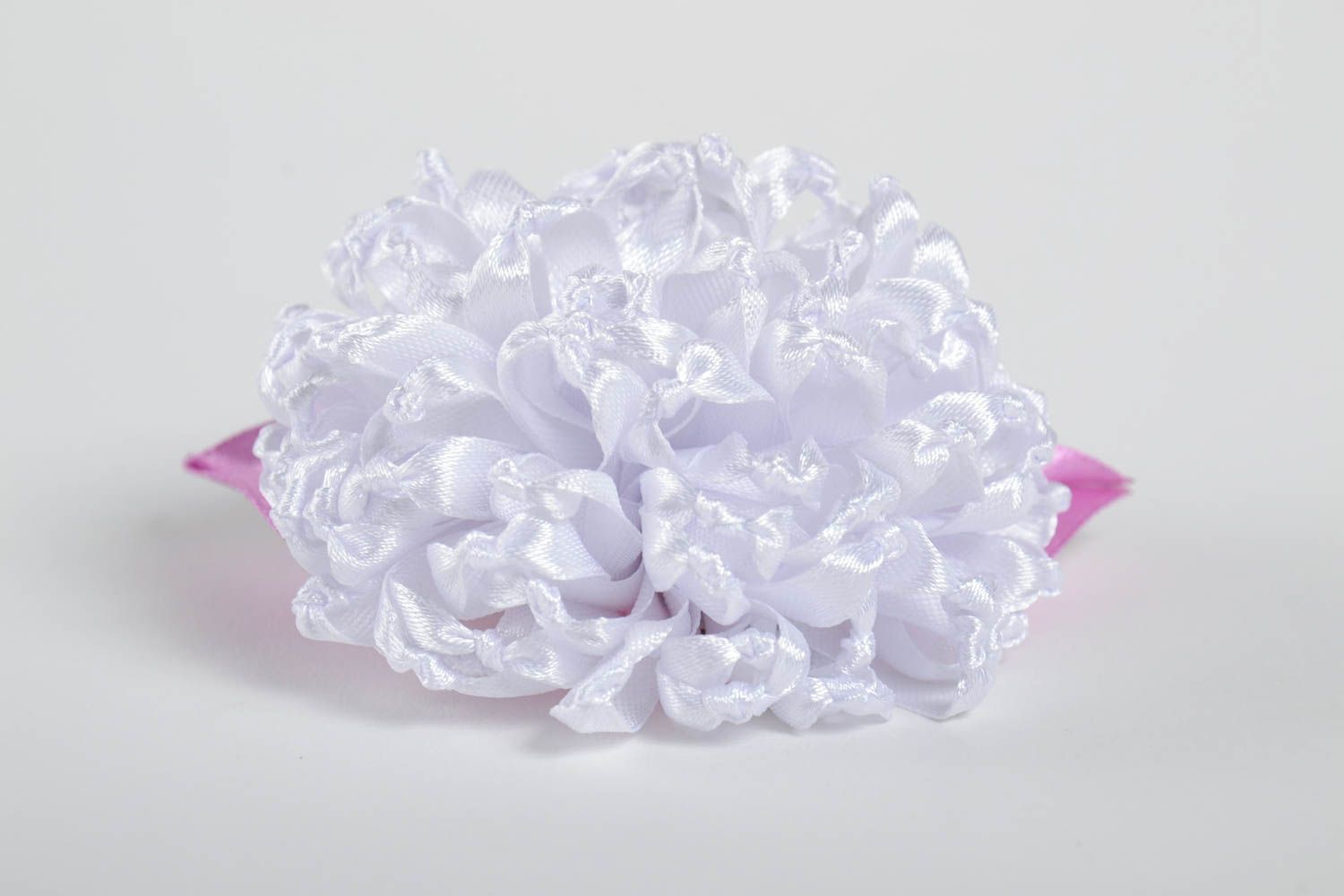 Белая заколка для волос из лент в виде цветка ручной работы для модниц подарок фото 2