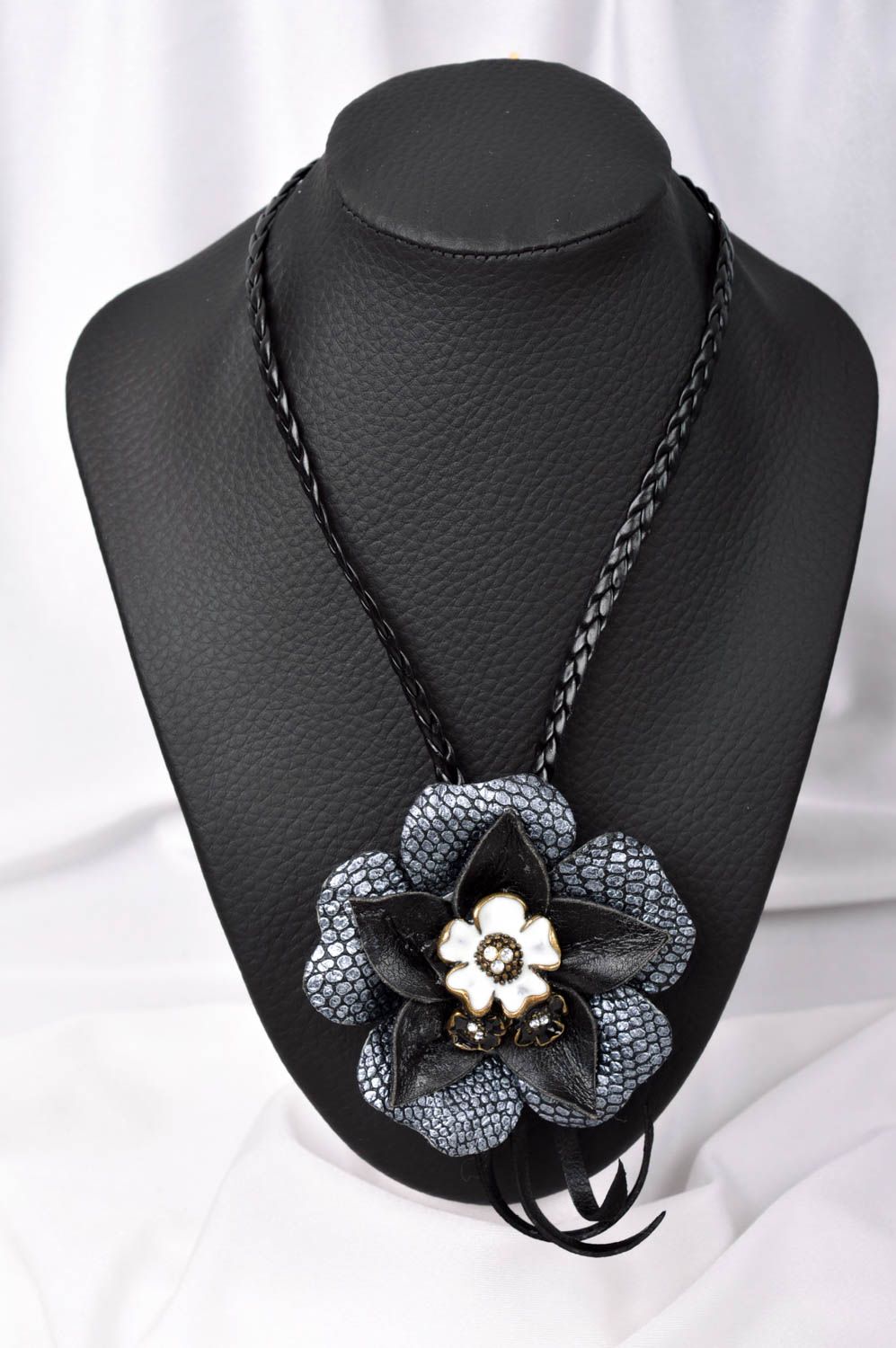 Pendentif fleur fait main Bijou fantaisie en cuir Cadeau original pour femme photo 1