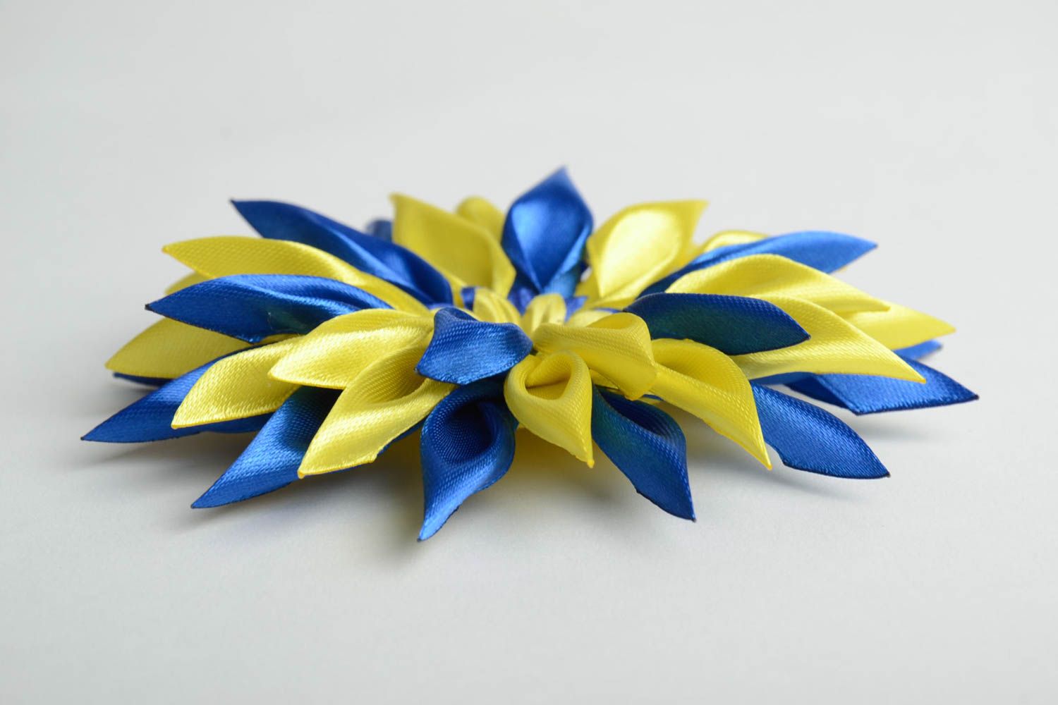 Flor de cintas artesanal para diadema o pinza para el pelo amarilla azul  foto 2