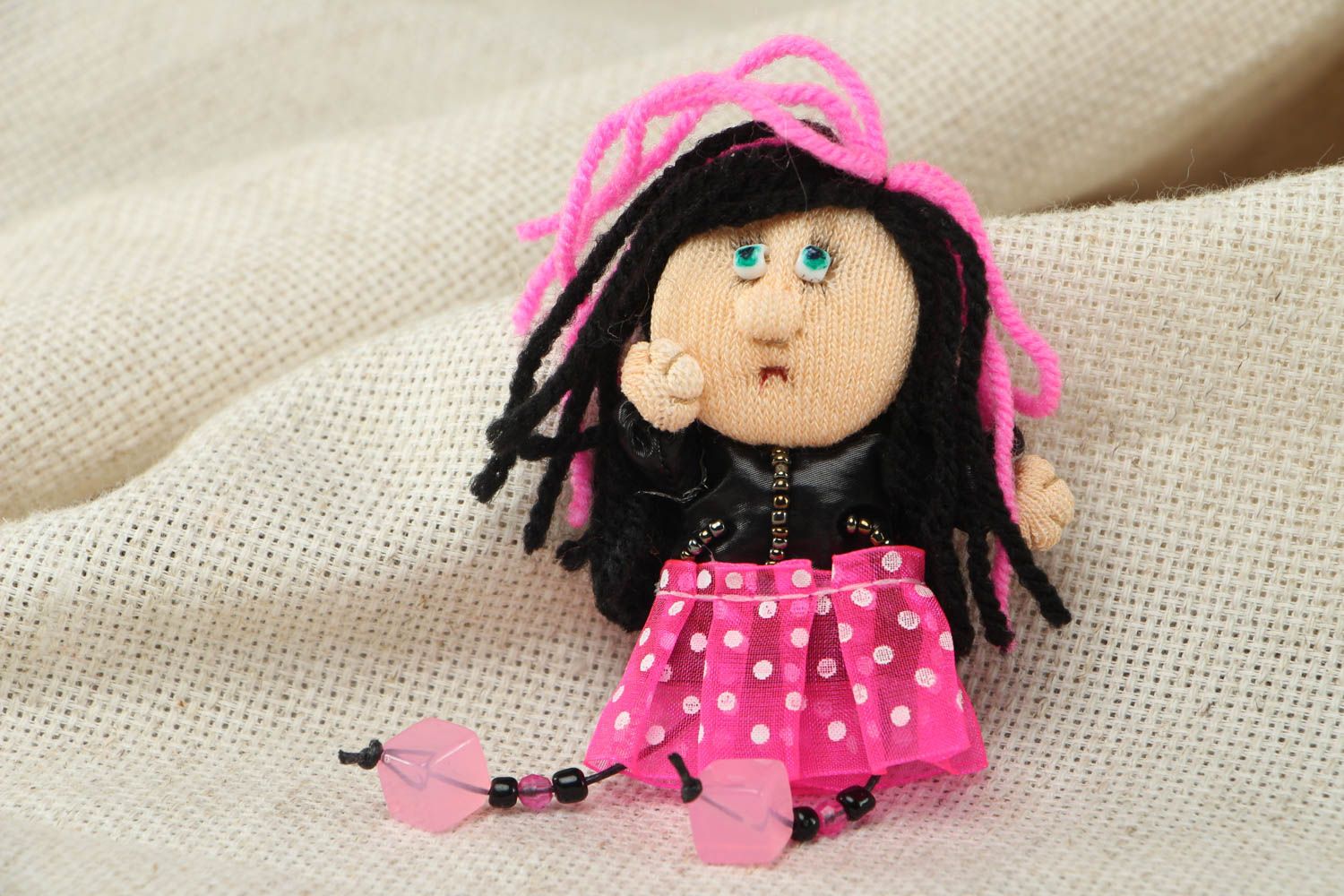 Текстильная брошь для девочки в виде куклы эмо фото 1