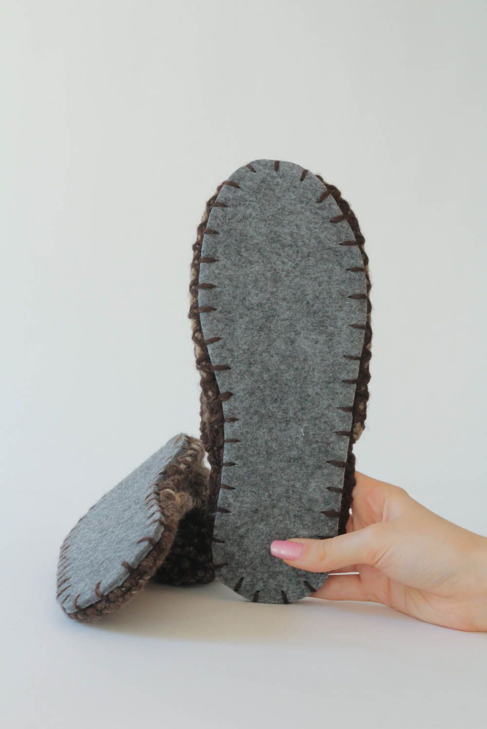 Brown knitted slippers photo 4
