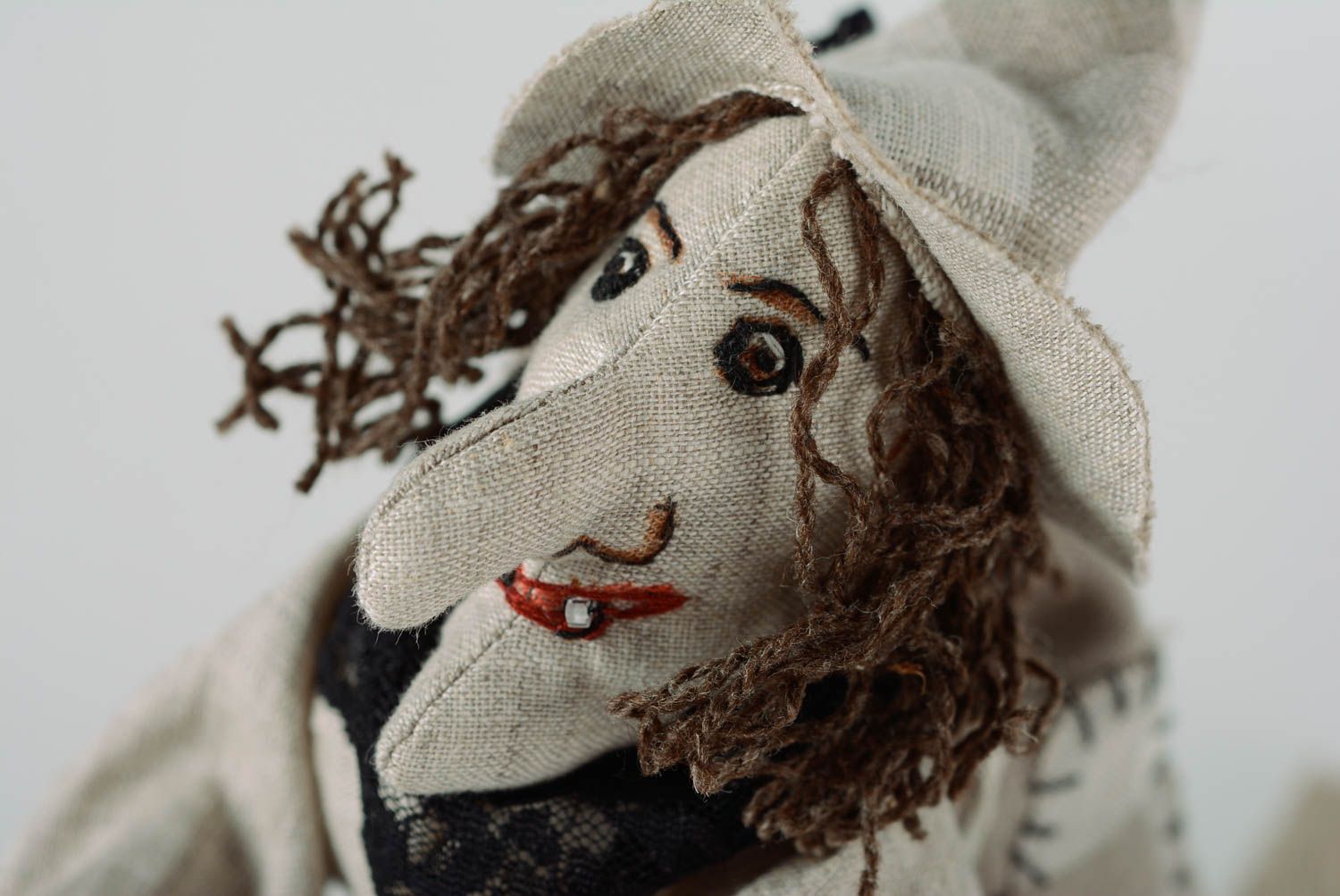 Muñeca de peluche de tela artesanal decorativa Bruja en escoba  foto 2