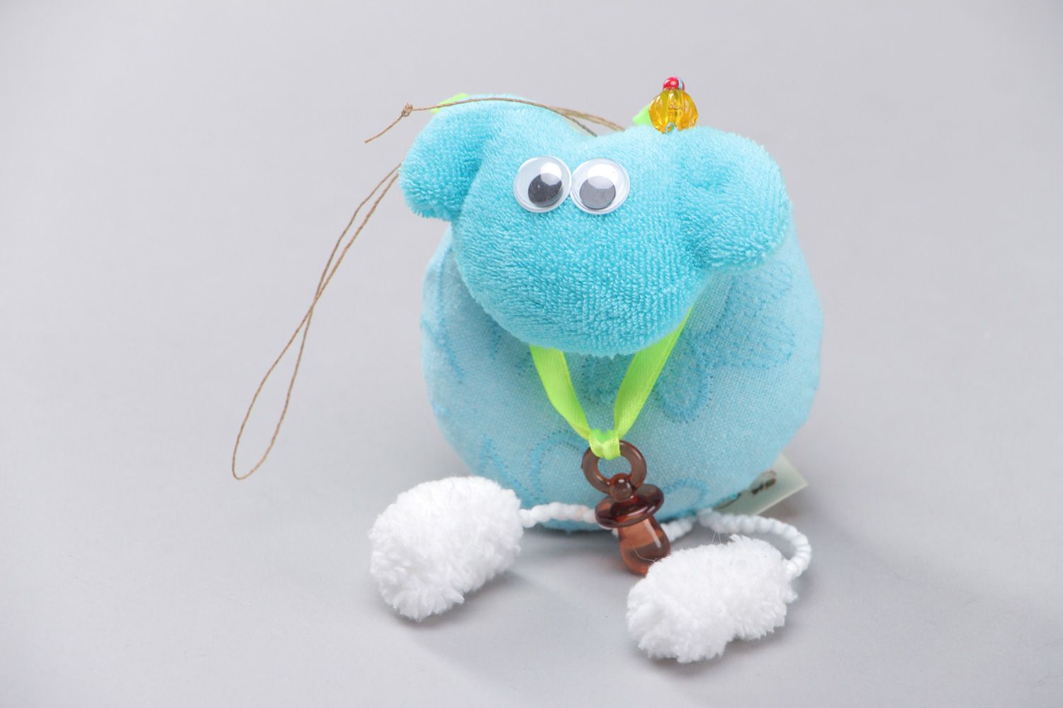 Голубая мягкая игрушка в виде овечки из хлопка и велюра с петелькой для ребенка фото 3