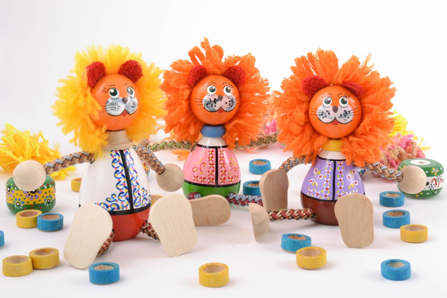 Conjunto de juguetes de madera leones pintados anaranjados artesanales para niños 3 piezas foto 1