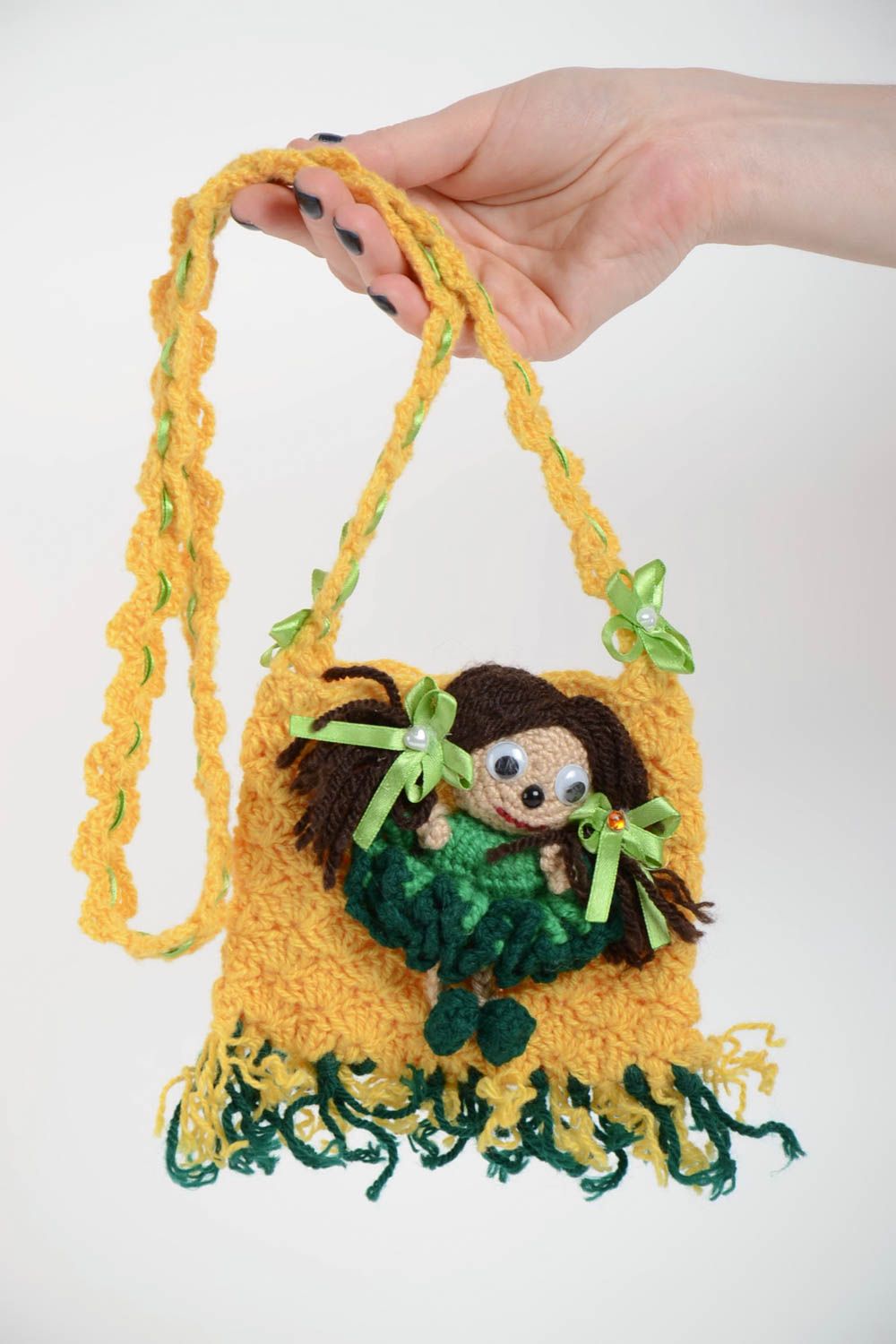 Bolso original de lana tejido a ganchillo para niña con muñeca hecho a mano foto 5