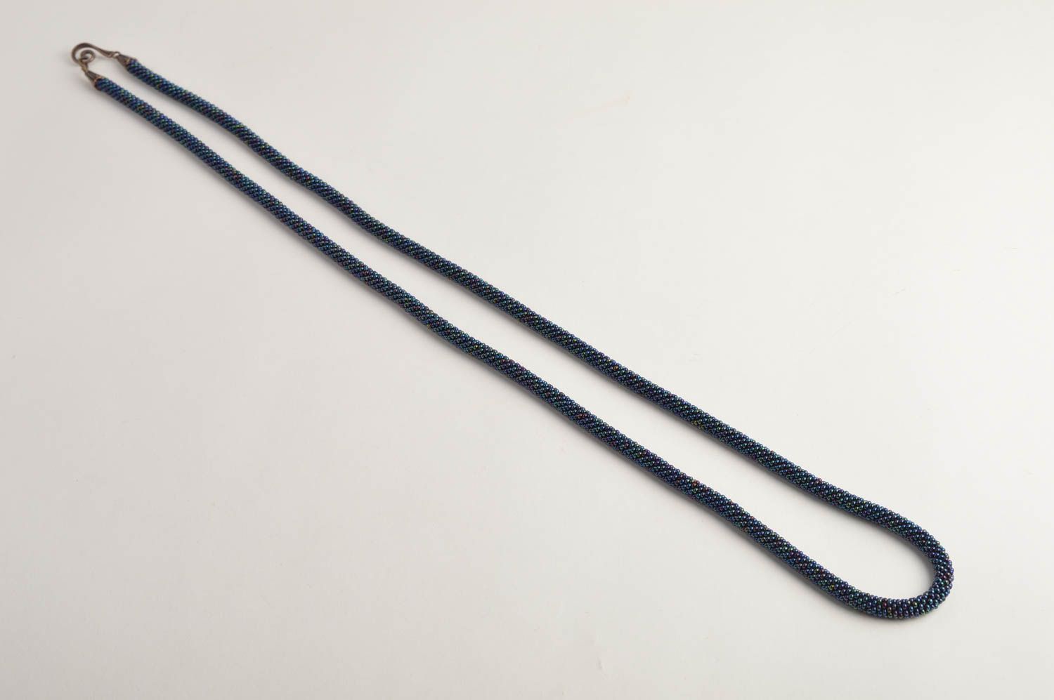 Collana tubolare originale fatta a mano accessorio da donna di perline foto 4